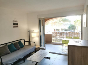 Appartement rénové Port de Hyères plage à pieds